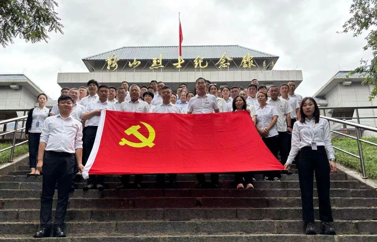 鞍勤集團(tuán)、公服集團(tuán)開展“憶初心、強(qiáng)黨性、轉(zhuǎn)作風(fēng)、建新功”慶“七·一”主題黨日活動